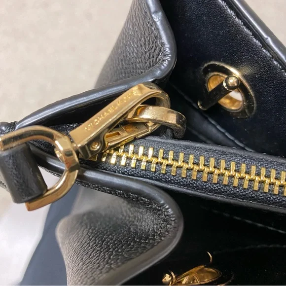 ✨HOST PICK✨Michael Kors Teagan Small Pebbled Leather Messenger Bag - Picture 12 of 14